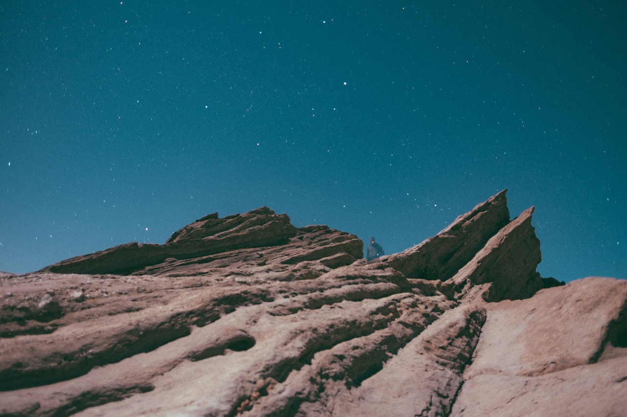 登山失联9天8夜获救，逆境中的坚韧与生命的奇迹